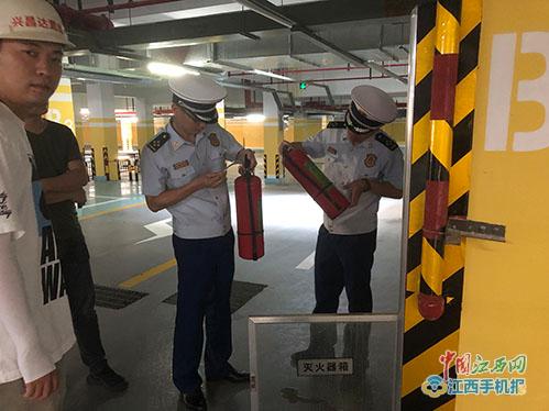 浮梁縣消防大隊結(jié)合夏季消防大檢查開展消防產(chǎn)品安全檢查 圖